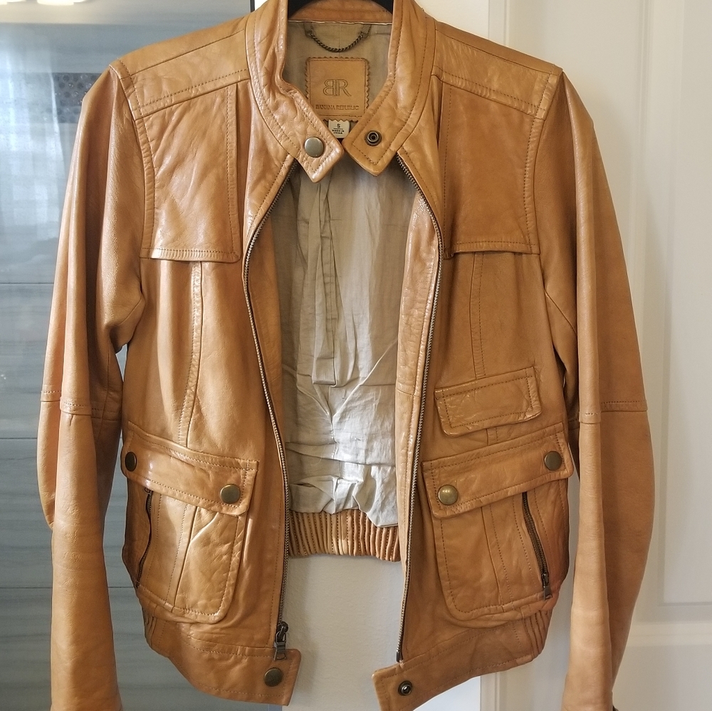 Banana Republic women small beautifully aged tan leather bomber jacket